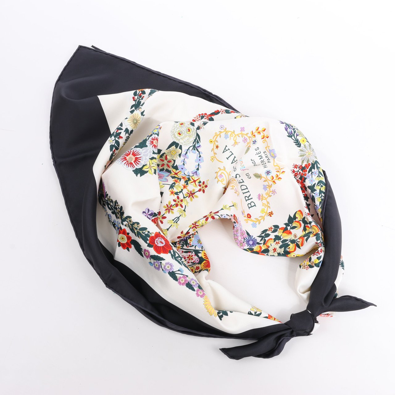 Hermès Hermès Carré 90 "BRIDES DE GALA EN FLEUR" Silk Scarf Zwart