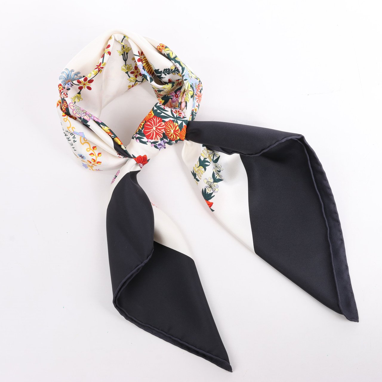 Hermès Hermès Carré 90 "BRIDES DE GALA EN FLEUR" Silk Scarf Zwart