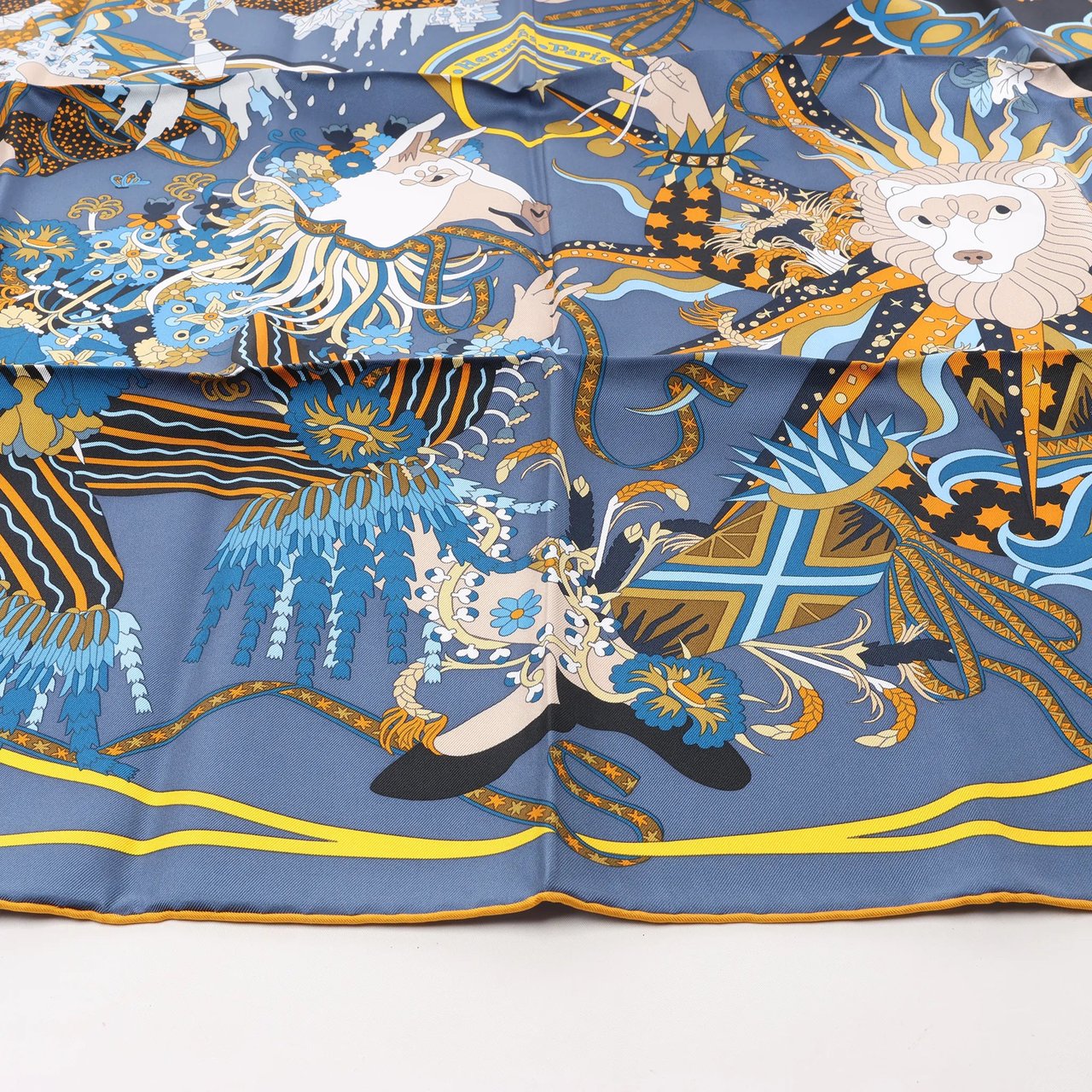 Hermès Hermès Carré 90 "Le Sacre des Saisons" Silk handkerchief in Gray Grijs