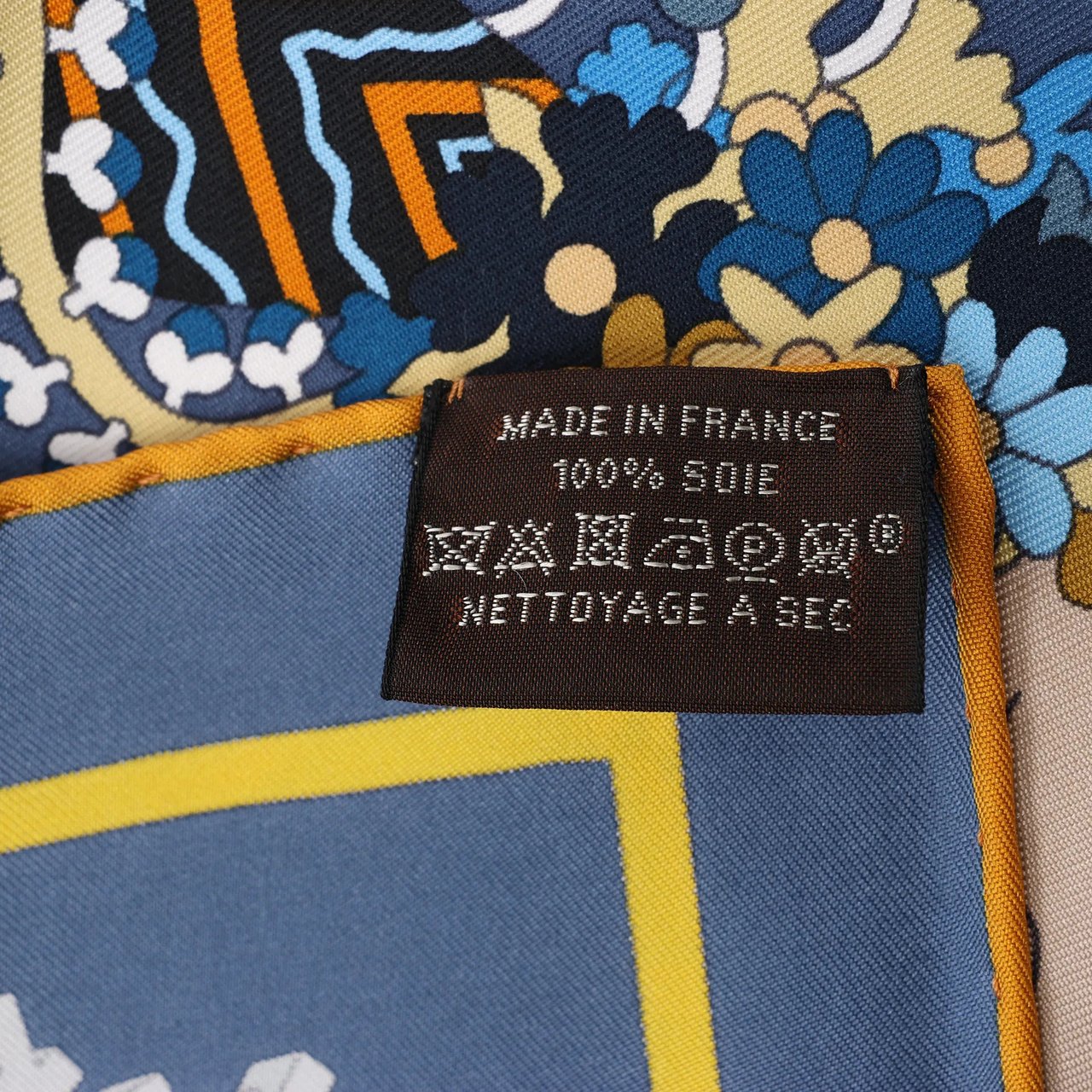 Hermès Hermès Carré 90 "Le Sacre des Saisons" Silk handkerchief in Gray Grijs