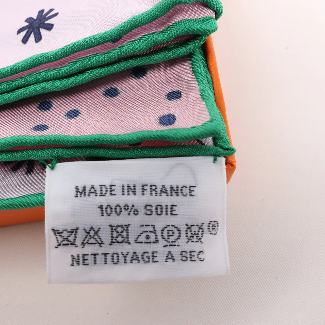 Hermès Hermès Carré 90 "Le Premier Chant" Silk handkerchief in Pink Divers