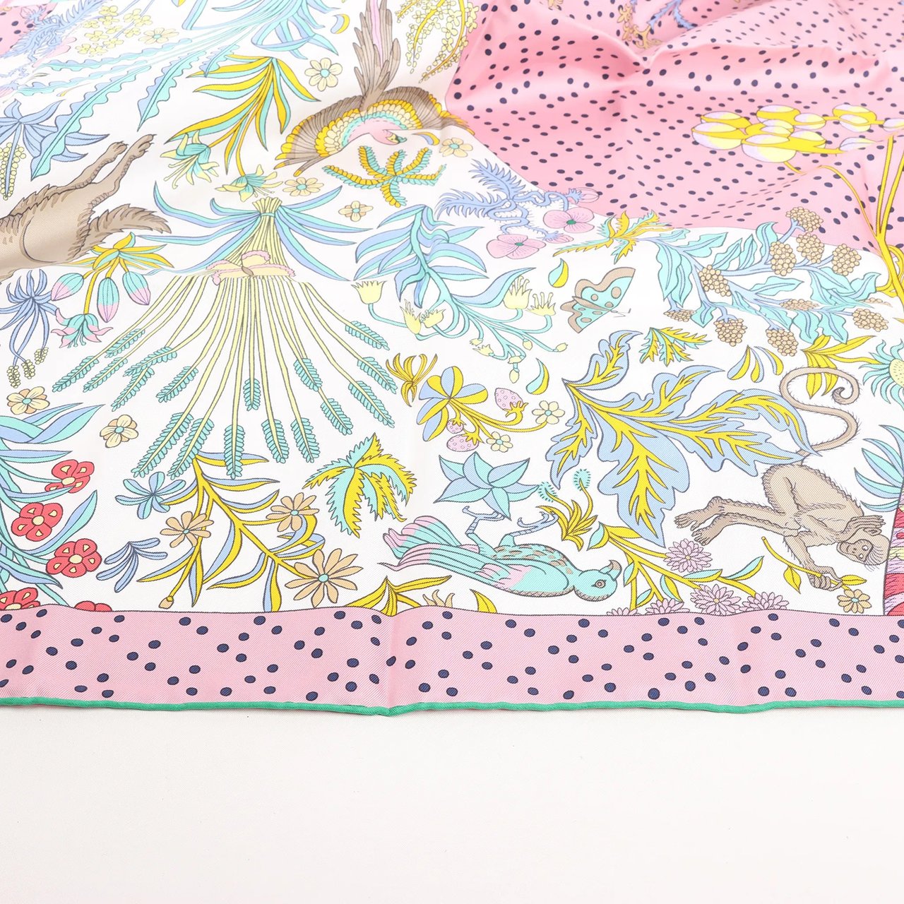 Hermès Hermès Carré 90 "Le Premier Chant" Silk handkerchief in Pink Divers