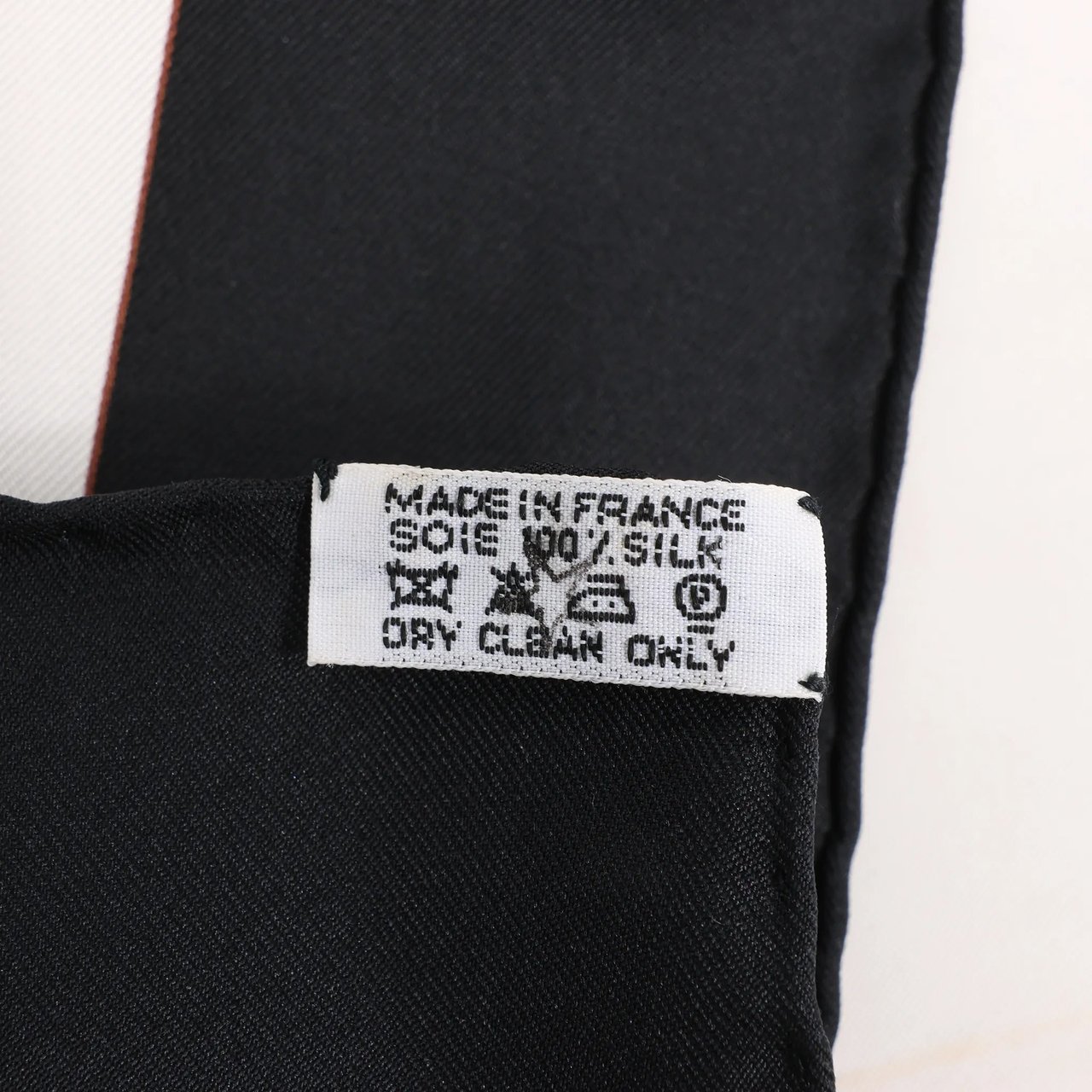 Hermès Hermès Carré 90 "CUIRS DU DESERT" Silk handkerchief in Black x Orange Divers