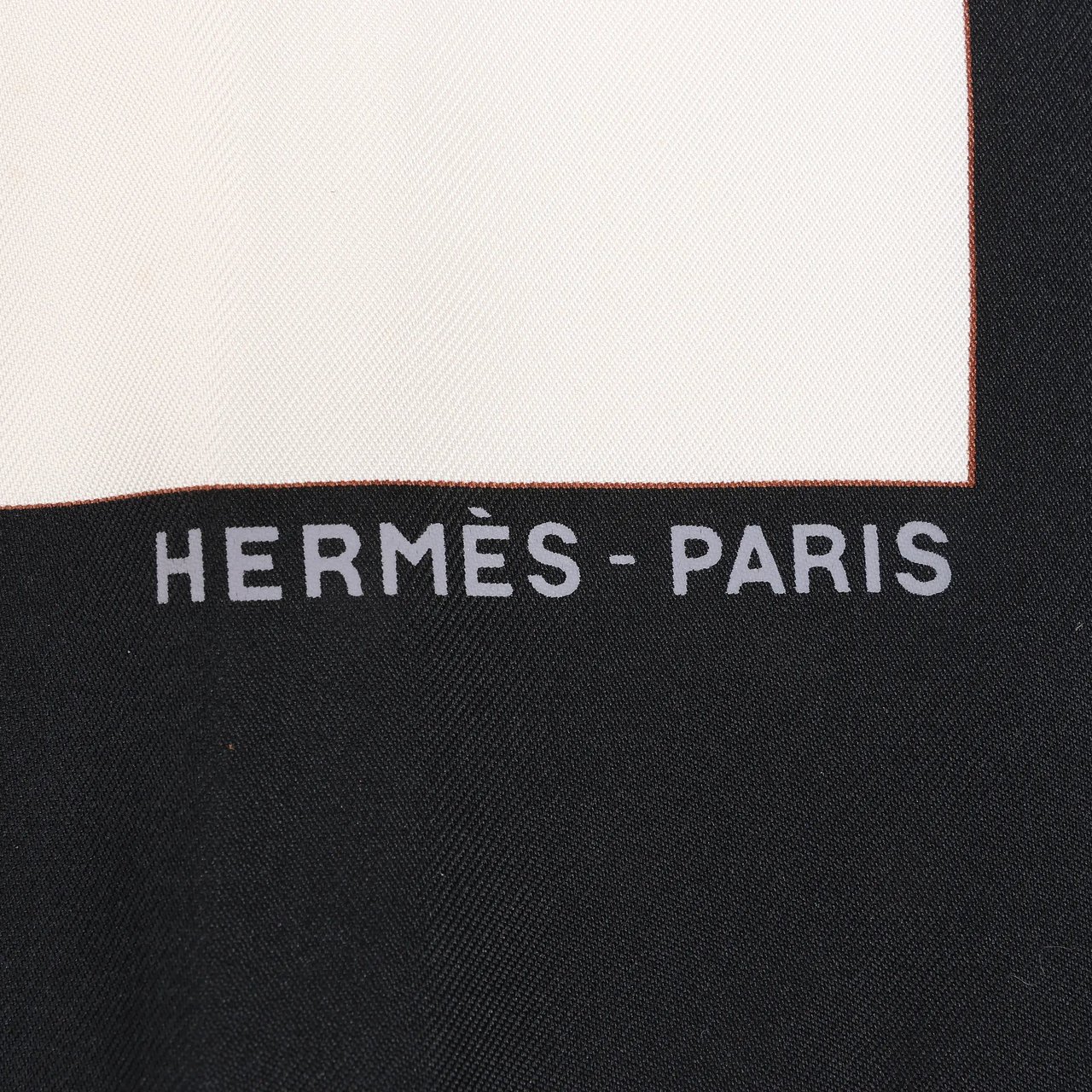 Hermès Hermès Carré 90 "CUIRS DU DESERT" Silk handkerchief in Black x Orange Divers
