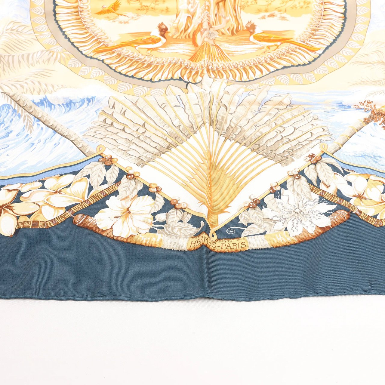 Hermès Hermès Carré 90 "ALOHA" Silk handkerchief in Navy Blue x Beige Divers