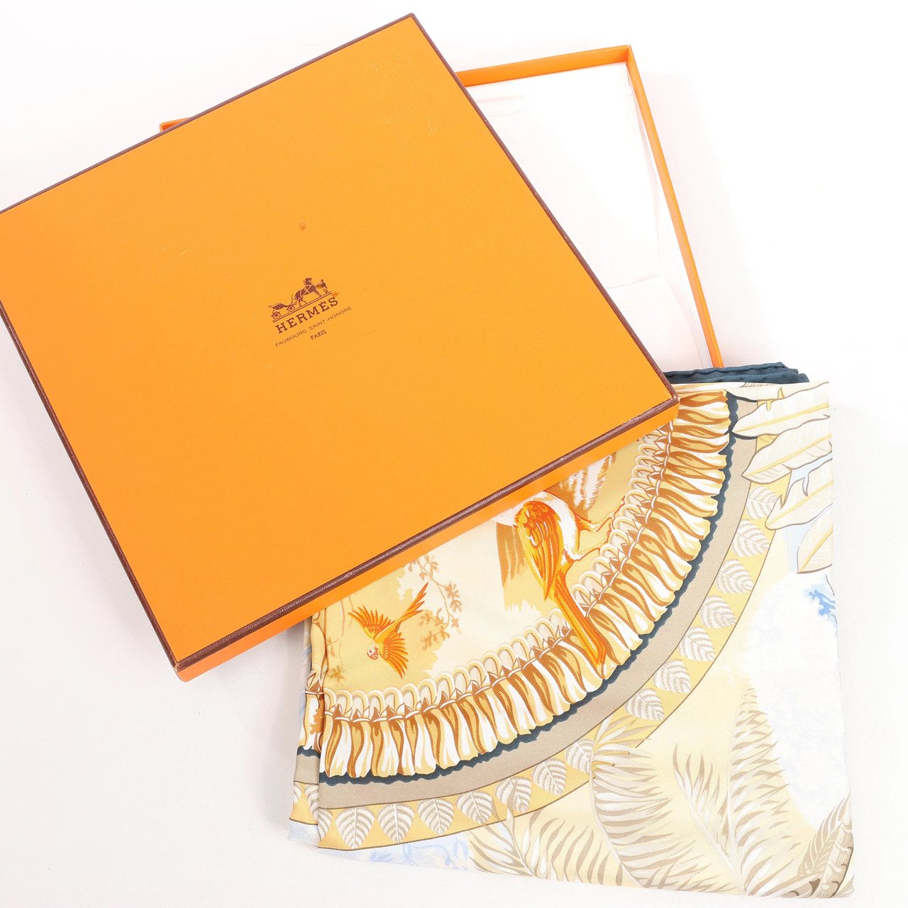Hermès Hermès Carré 90 "ALOHA" Silk handkerchief in Navy Blue x Beige Divers