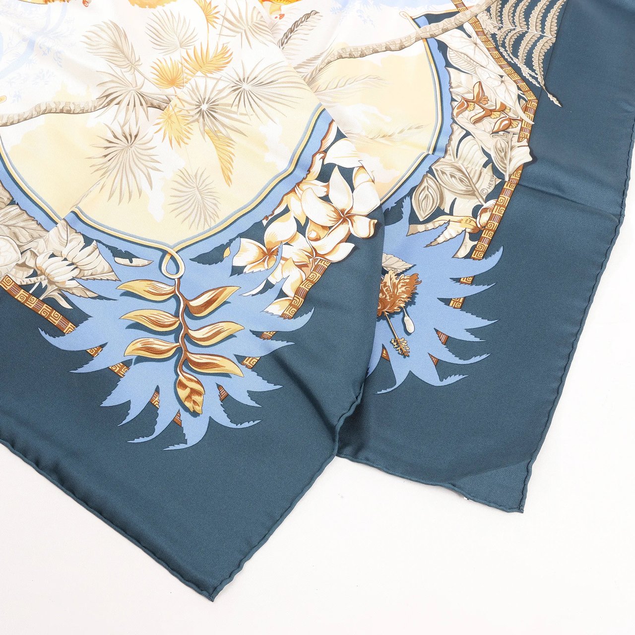 Hermès Hermès Carré 90 "ALOHA" Silk handkerchief in Navy Blue x Beige Divers