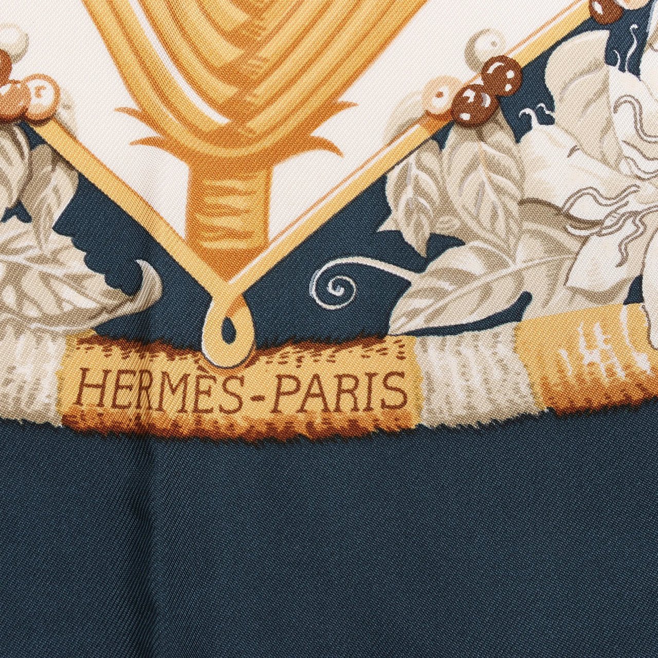 Hermès Hermès Carré 90 "ALOHA" Silk handkerchief in Navy Blue x Beige Divers