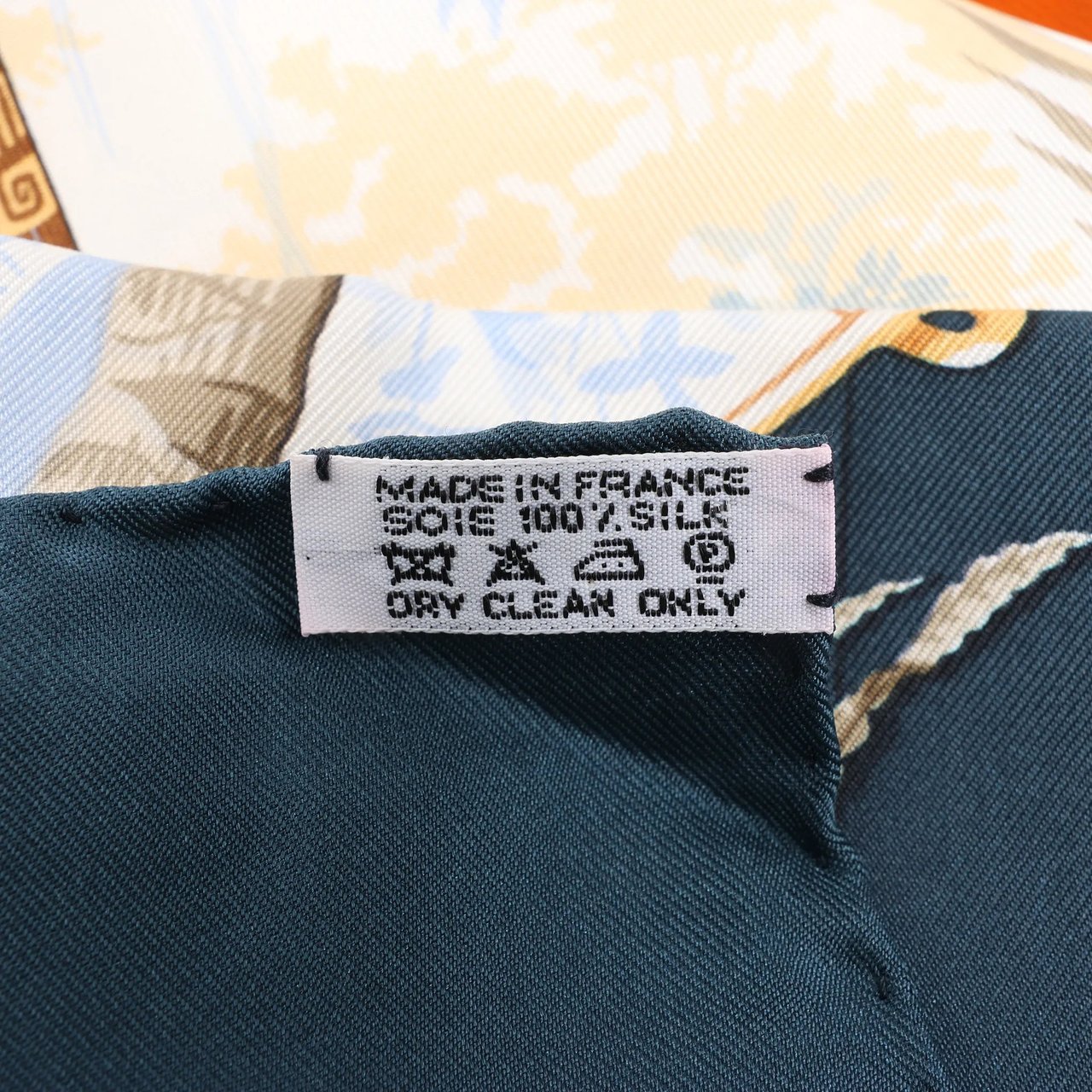 Hermès Hermès Carré 90 "ALOHA" Silk handkerchief in Navy Blue x Beige Divers