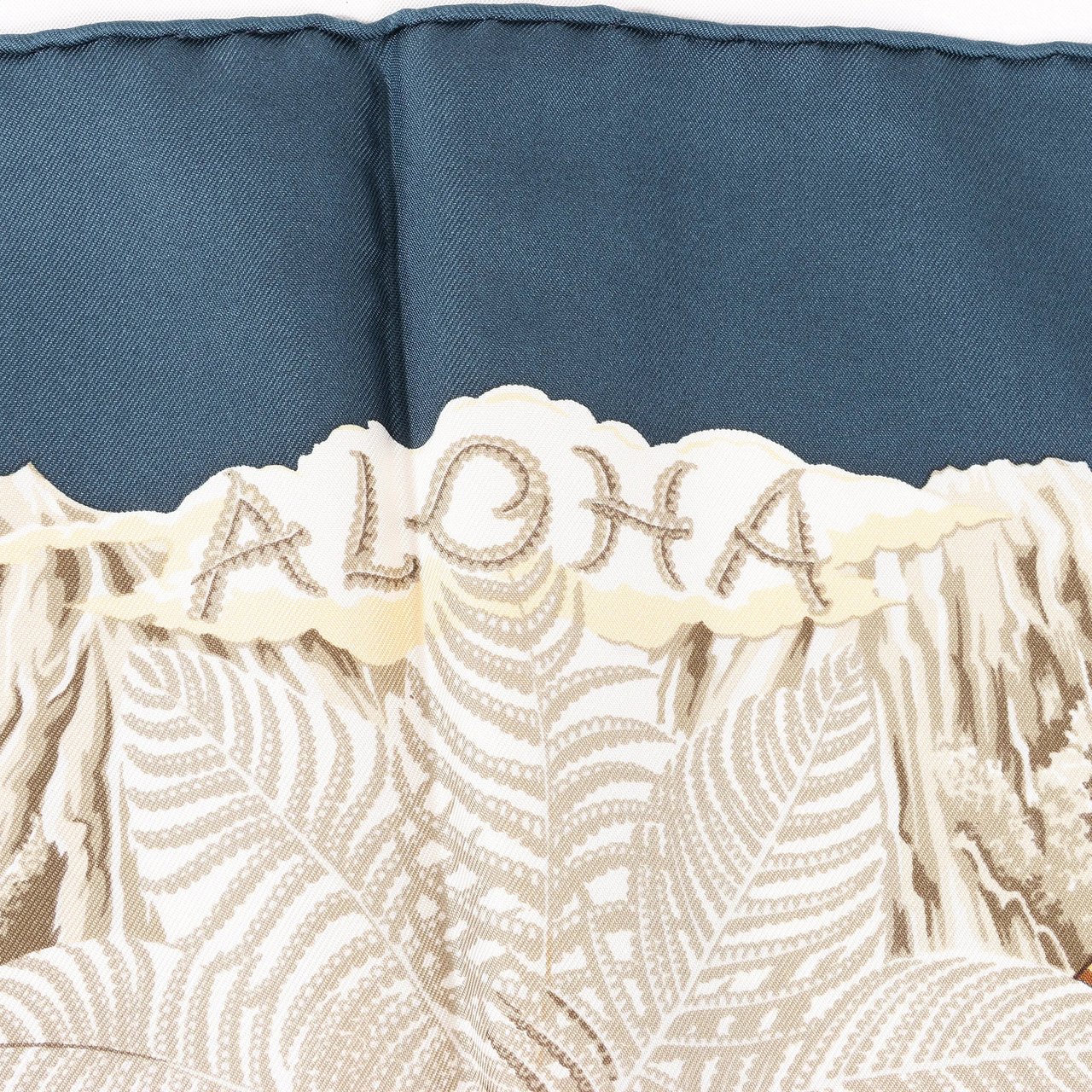 Hermès Hermès Carré 90 "ALOHA" Silk handkerchief in Navy Blue x Beige Divers