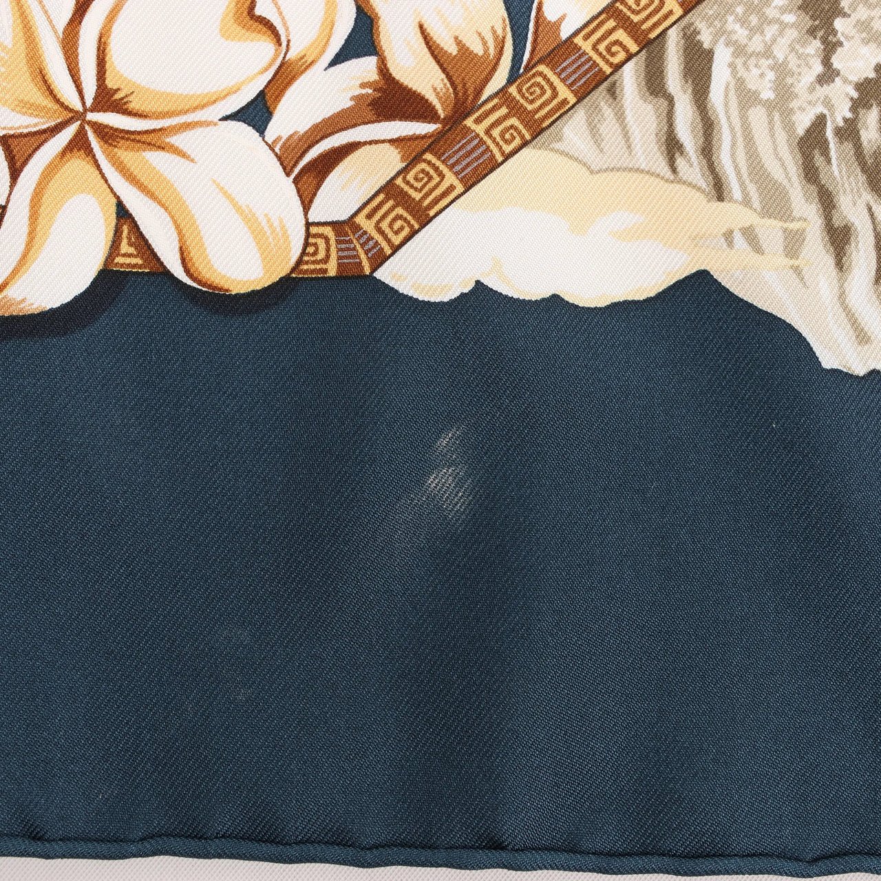 Hermès Hermès Carré 90 "ALOHA" Silk handkerchief in Navy Blue x Beige Divers