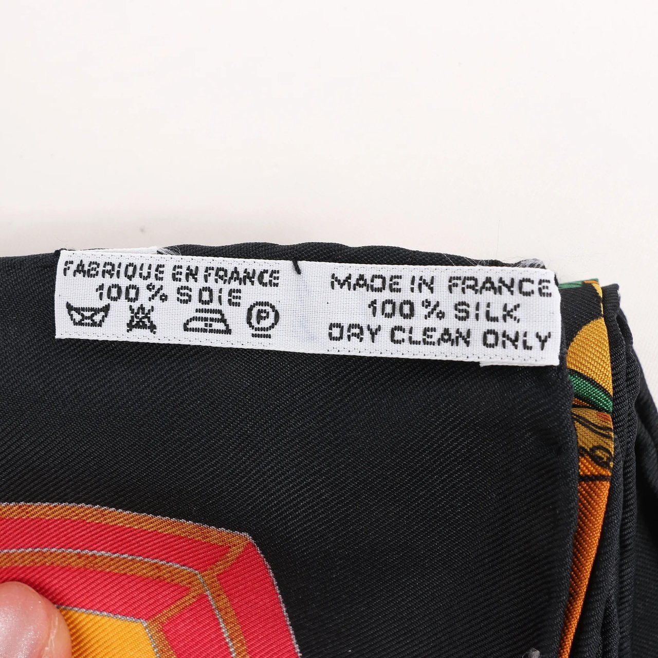Hermès Hermès Carré 90 "Carriage and Hat" Silk handkerchief in Black x Orange Divers