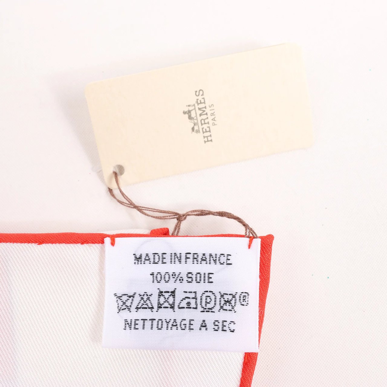 Hermès Hermès Carré 90 "CA DECOIFFE" Silk handkerchief in Pink Roze