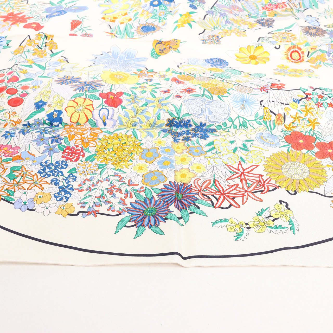 Hermès Hermès Carré 90 "PLANIFLEURS" Silk handkerchief in Ecru Divers