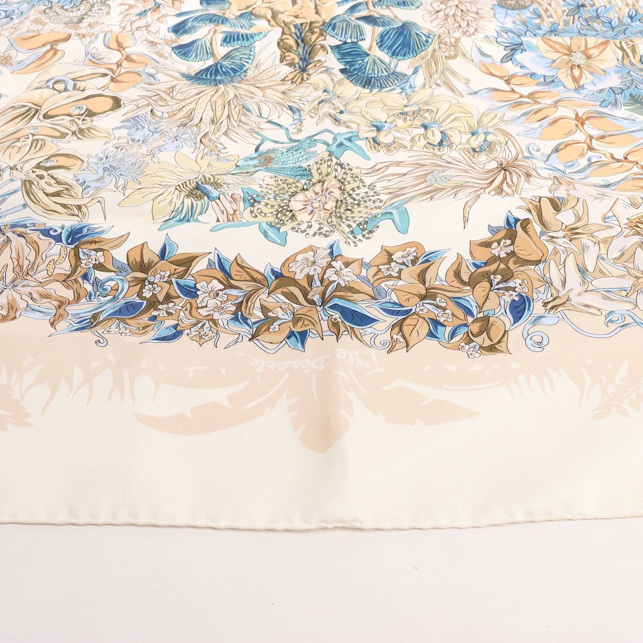 Hermès Hermès Carré 90 "LIle Deserte" Silk handkerchief in Beige Beige