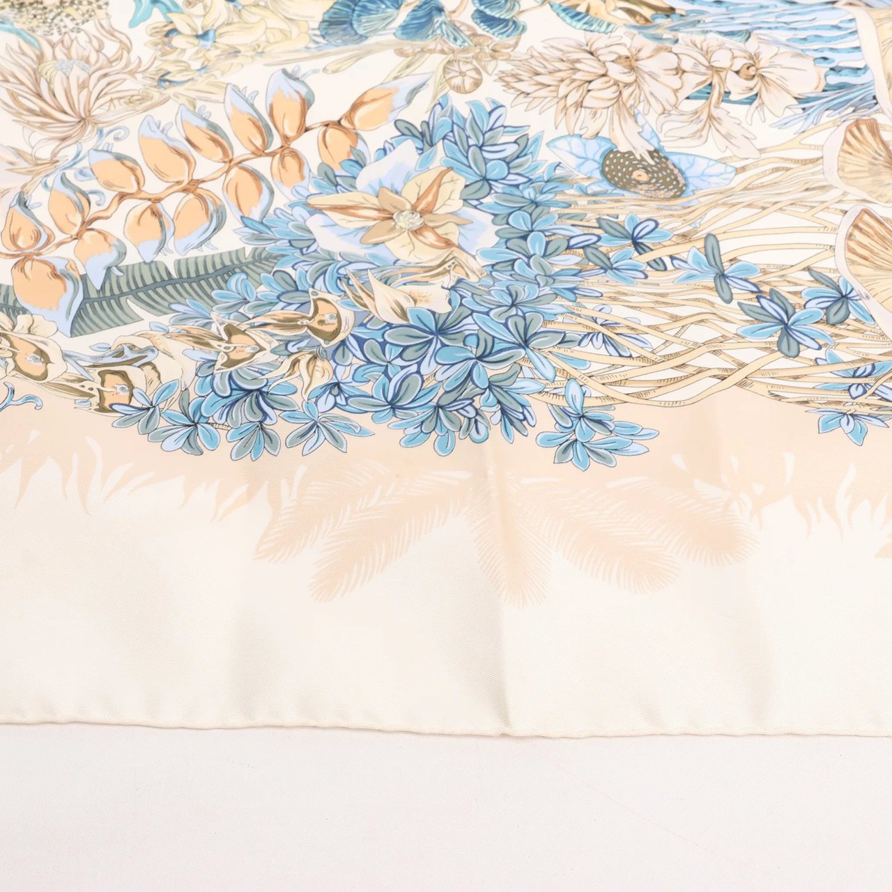 Hermès Hermès Carré 90 "LIle Deserte" Silk handkerchief in Beige Beige