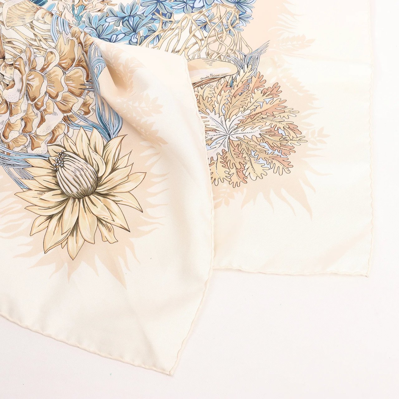 Hermès Hermès Carré 90 "LIle Deserte" Silk handkerchief in Beige Beige