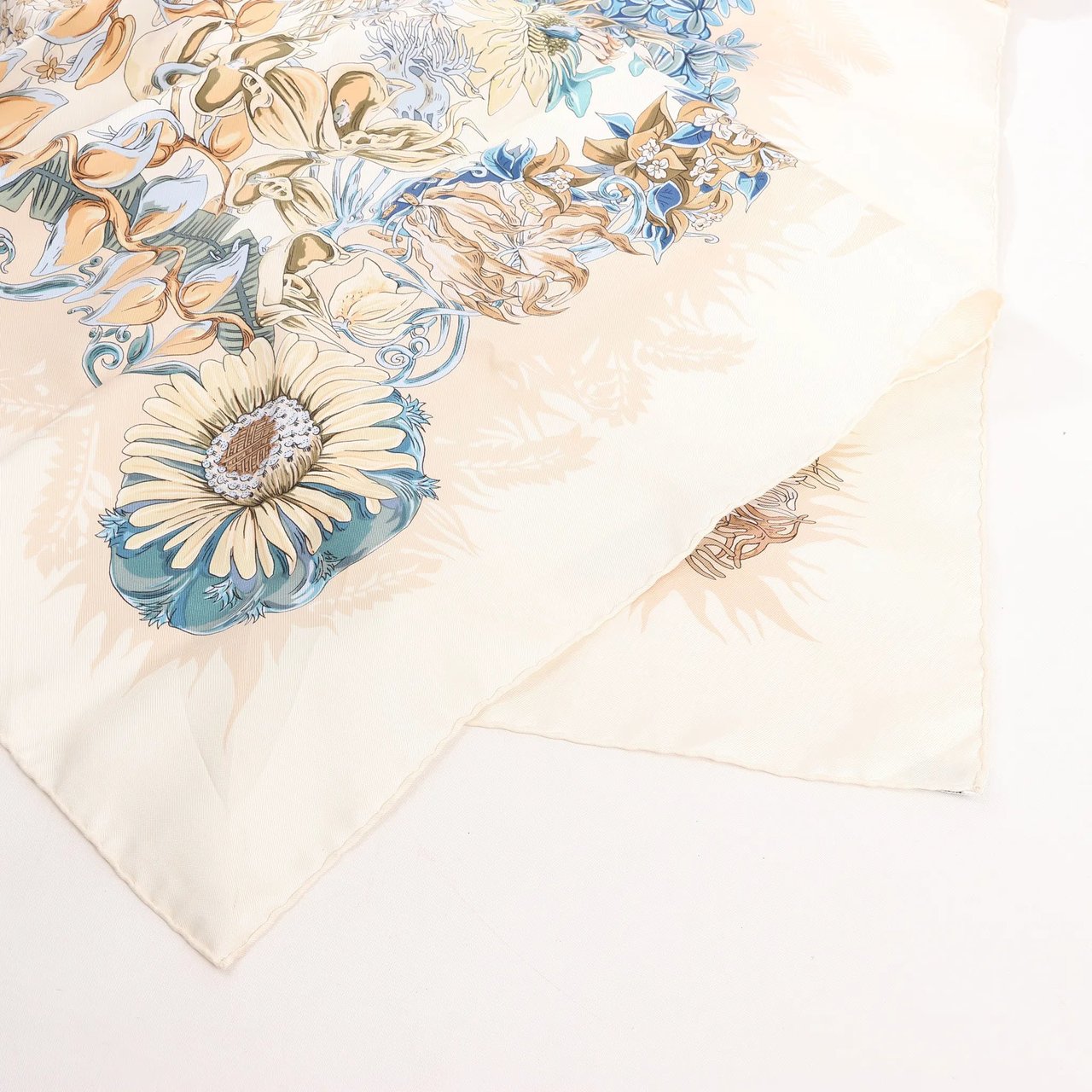 Hermès Hermès Carré 90 "LIle Deserte" Silk handkerchief in Beige Beige