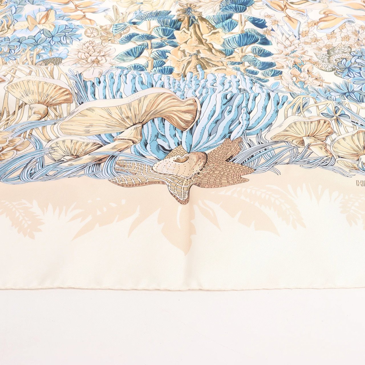 Hermès Hermès Carré 90 "LIle Deserte" Silk handkerchief in Beige Beige