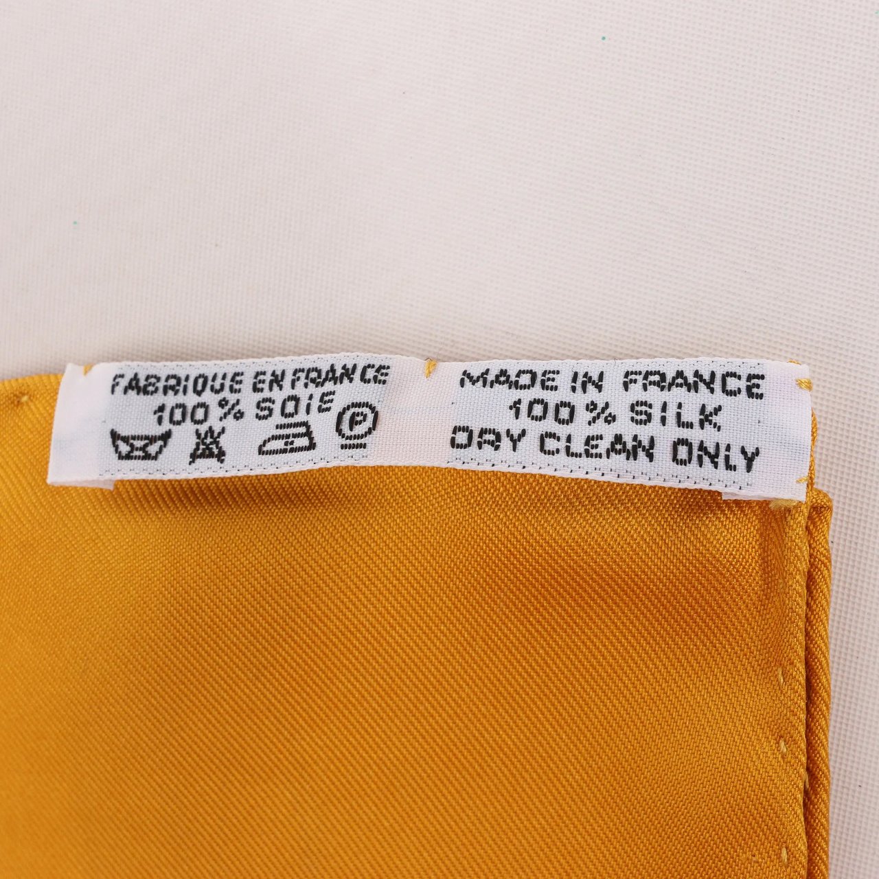 Hermès Hermès Carré 90 "PERLES DU KENYA" Silk handkerchief in Orange Oranje