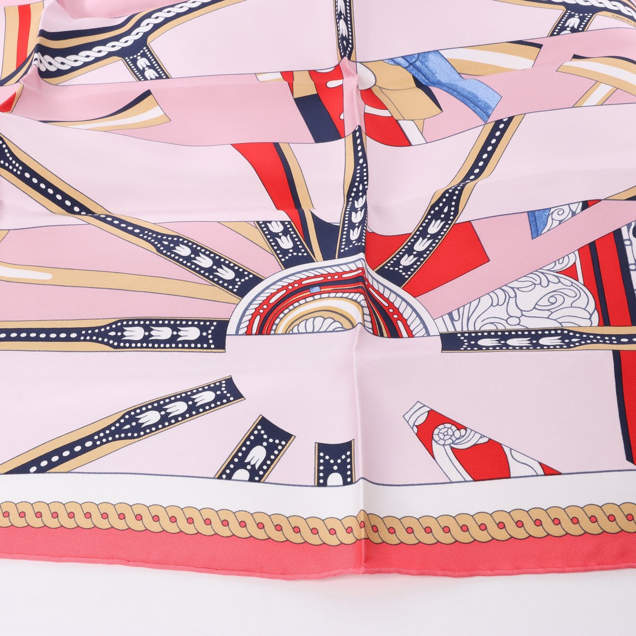 Hermès Hermès Carré 90 "LA BERLINE BAYADERE" Silk handkerchief in Pink Roze