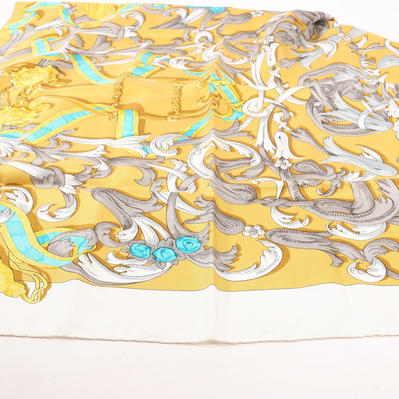 Hermès Hermes Carré 90 "LE MORS A LA CONETABLE" Silk handkerchief in Yellow Geel