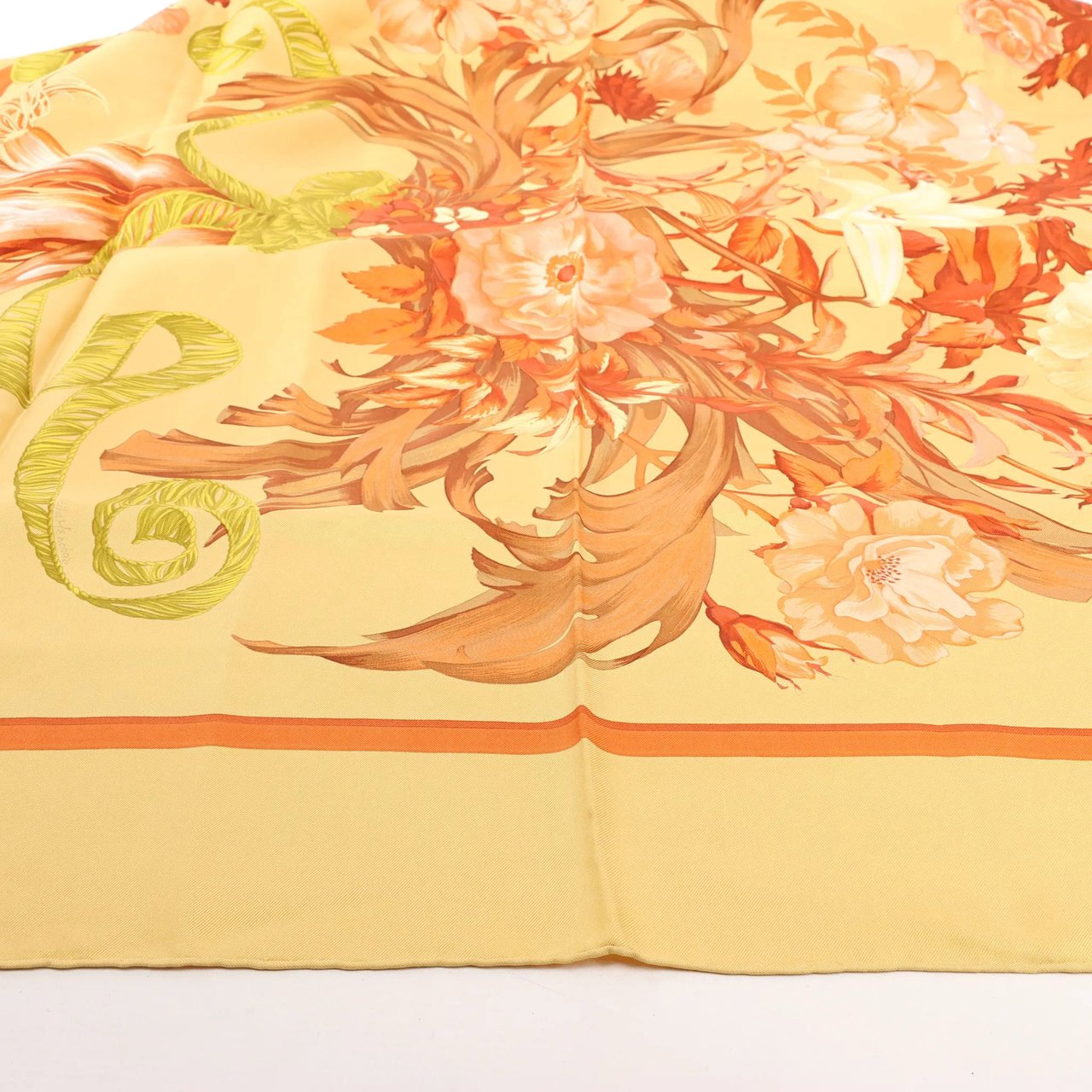 Hermès Hermès Carré 90 "REGINA" Silk handkerchief in Yellow Geel