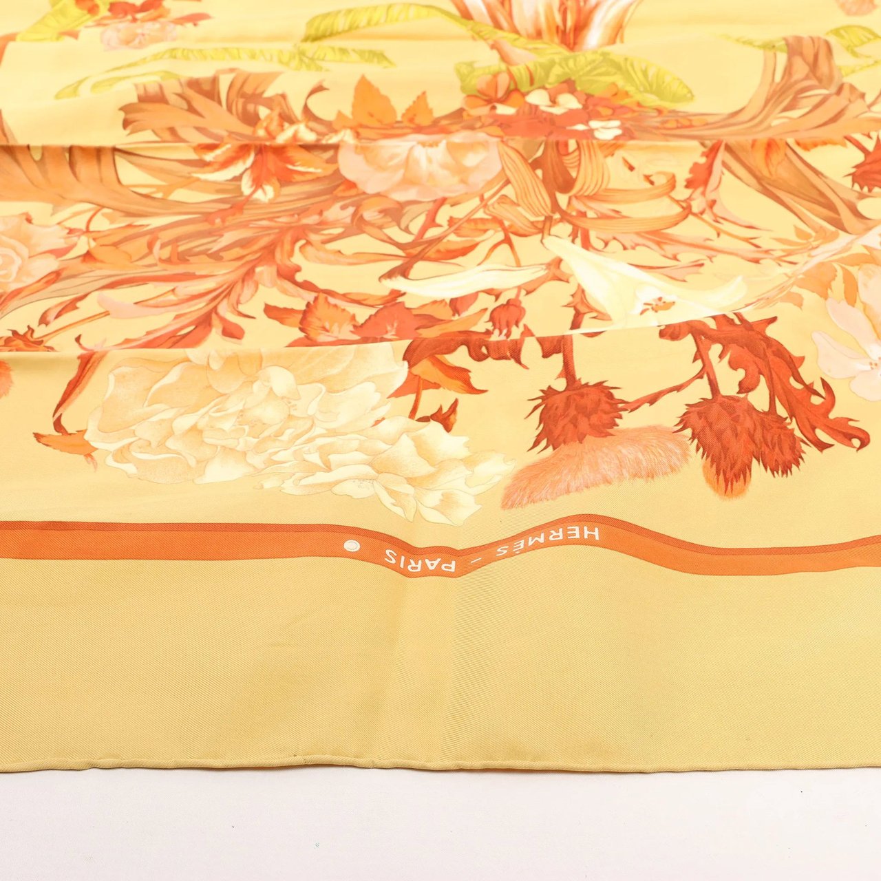 Hermès Hermès Carré 90 "REGINA" Silk handkerchief in Yellow Geel