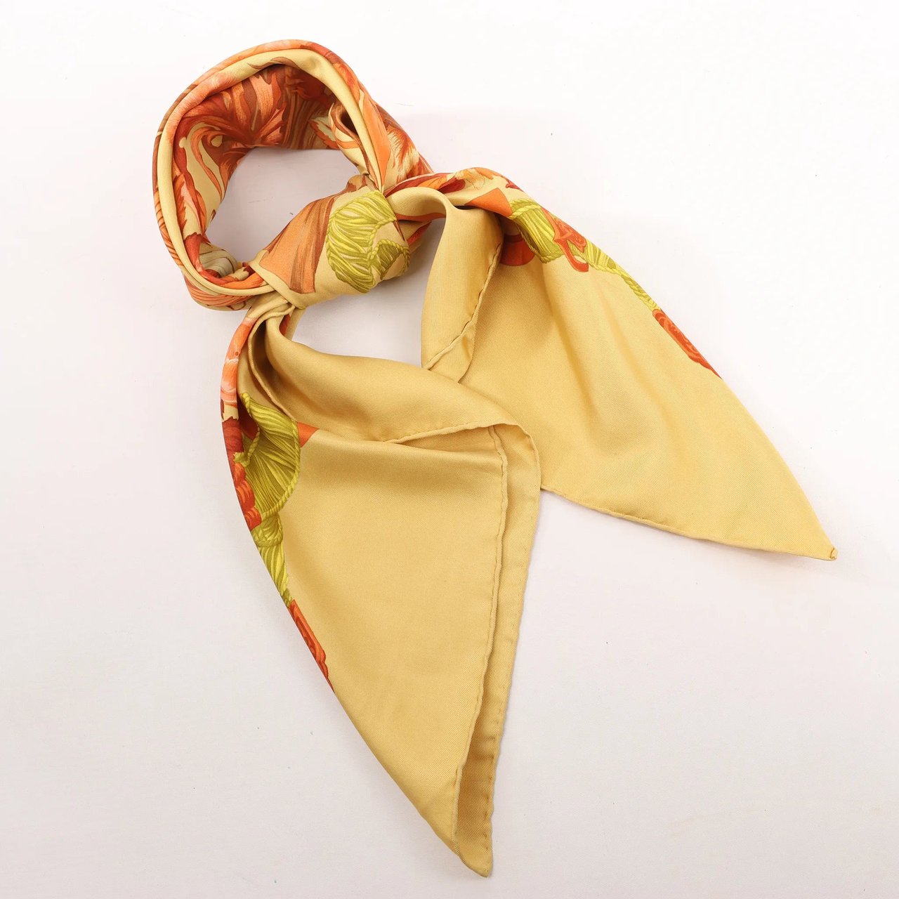 Hermès Hermès Carré 90 "REGINA" Silk handkerchief in Yellow Geel