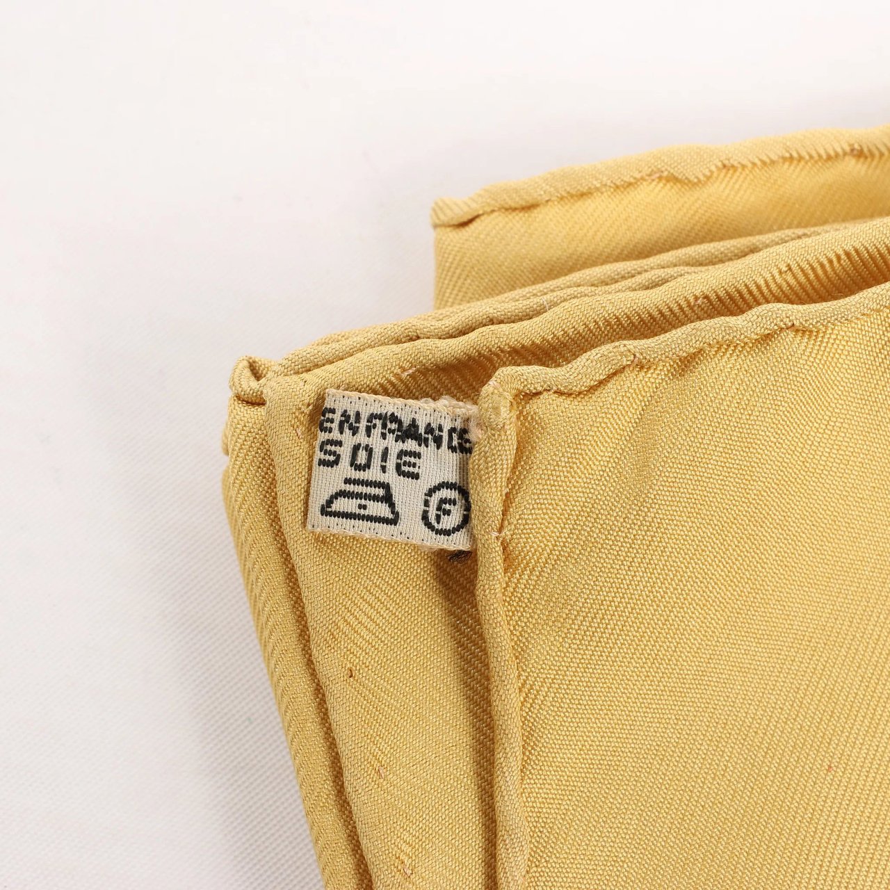 Hermès Hermès Carré 90 "REGINA" Silk handkerchief in Yellow Geel