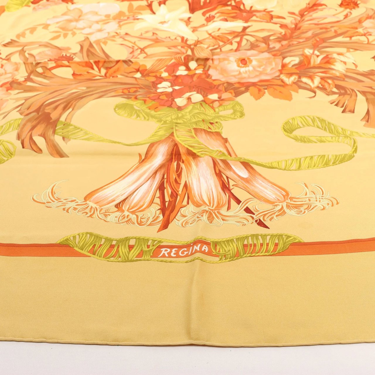 Hermès Hermès Carré 90 "REGINA" Silk handkerchief in Yellow Geel