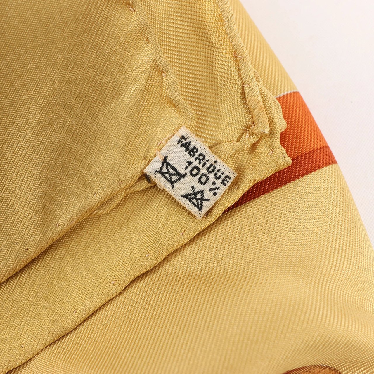 Hermès Hermès Carré 90 "REGINA" Silk handkerchief in Yellow Geel
