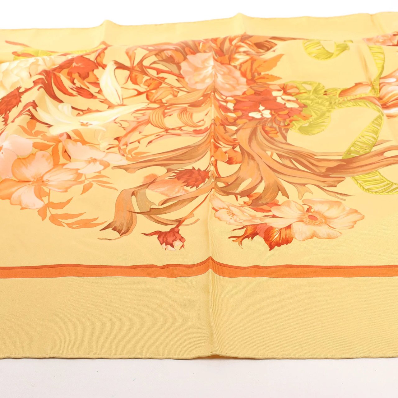 Hermès Hermès Carré 90 "REGINA" Silk handkerchief in Yellow Geel