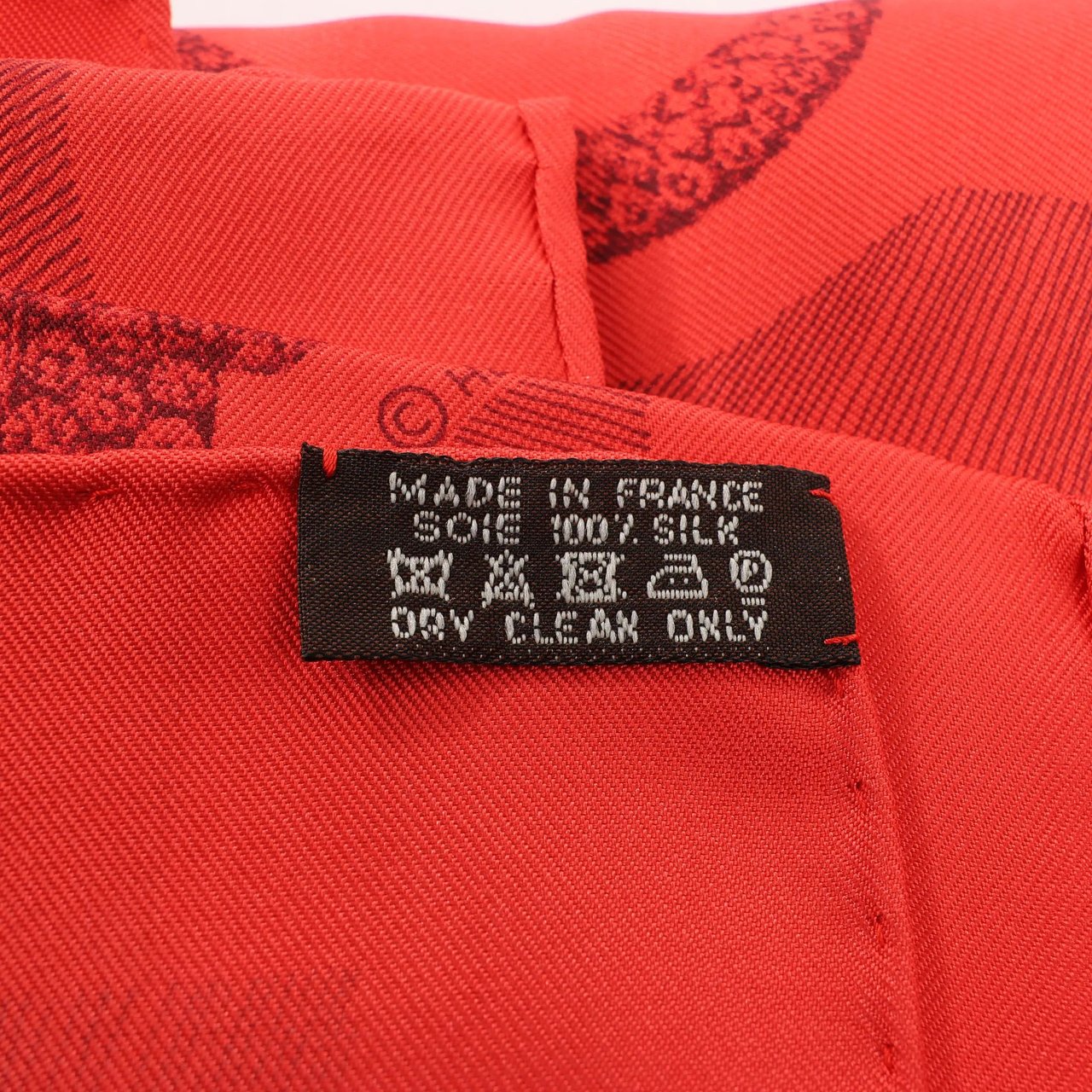 Hermès Hermès Carré 90 "ETVDE POVR VNE PARVRE DE GALA" Silk handkerchief in Red Rood
