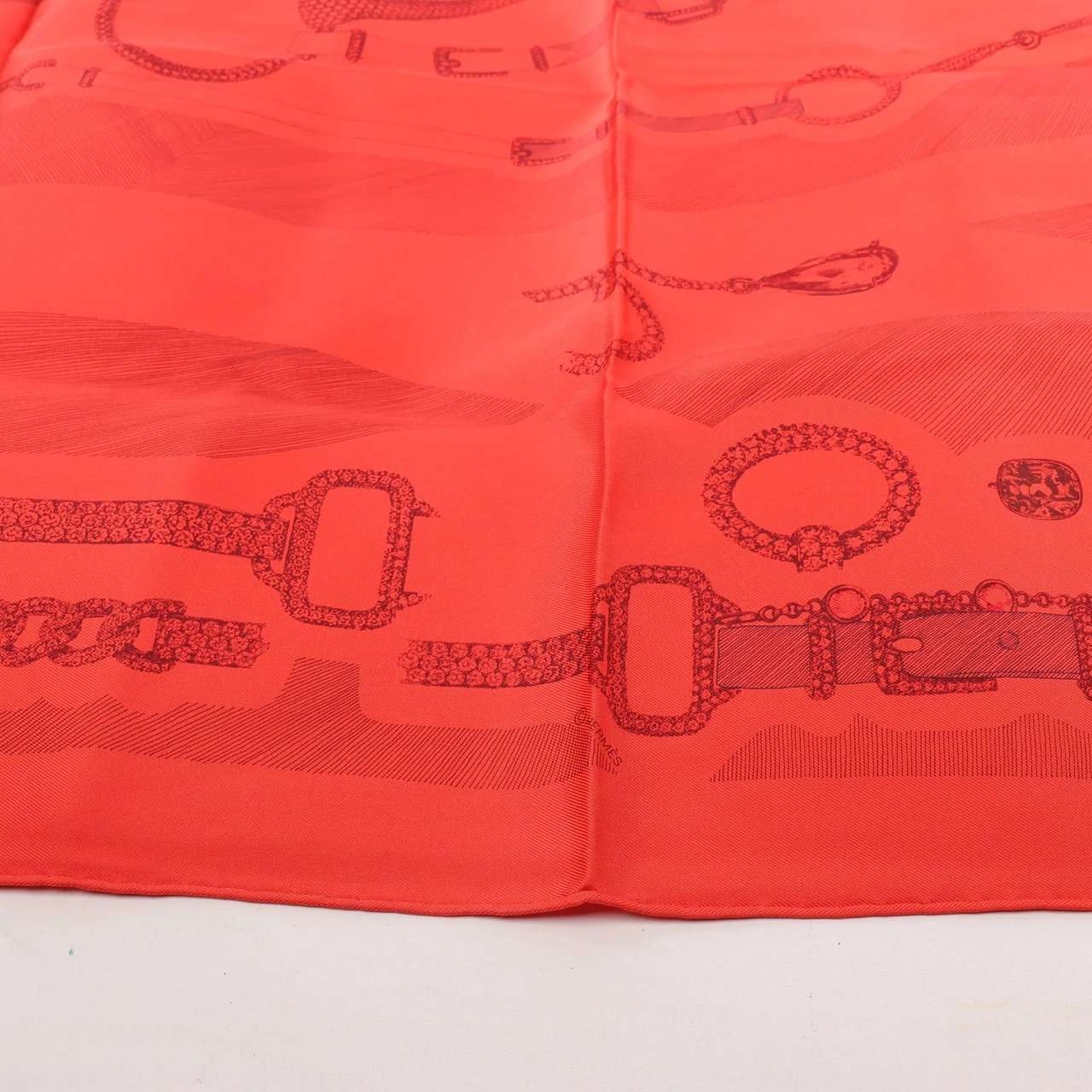 Hermès Hermès Carré 90 "ETVDE POVR VNE PARVRE DE GALA" Silk handkerchief in Red Rood
