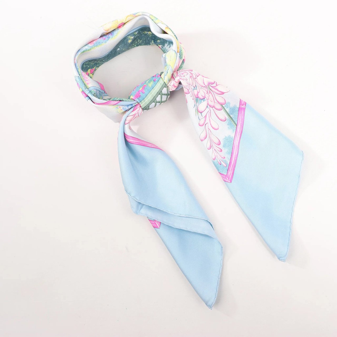 Hermès Hermès Carré 90 "GIVERny" Silk handkerchief in Light Blue Blauw
