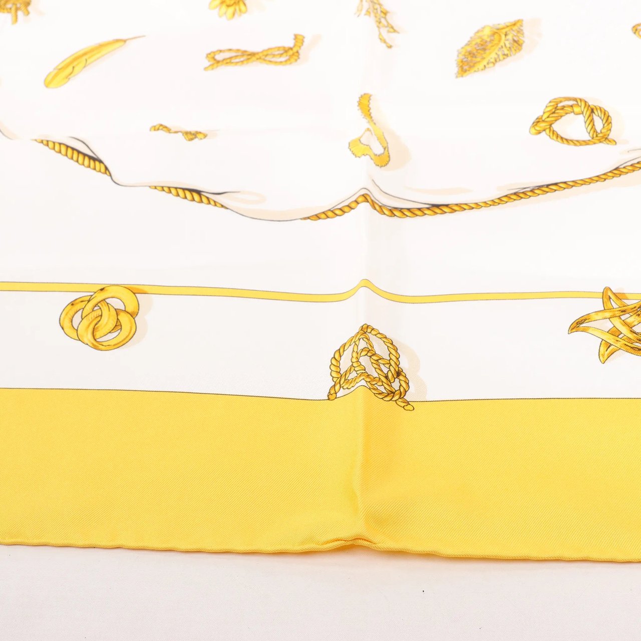 Hermès Hermès Carré 90 "Clips" Silk handkerchief in Yellow Geel