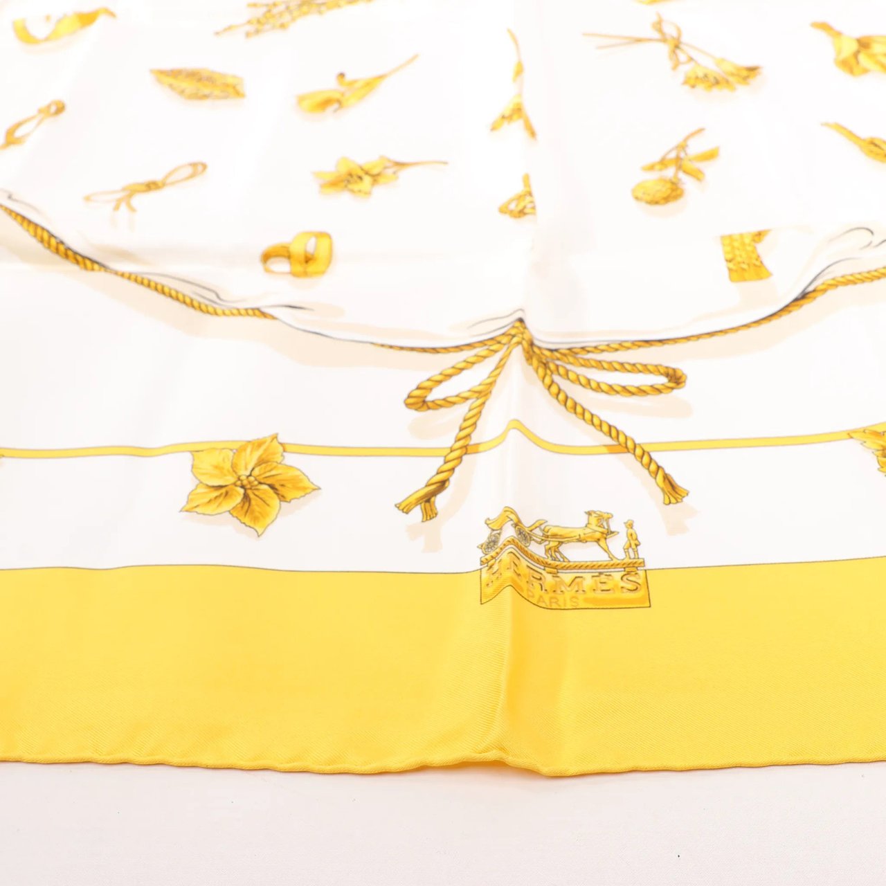 Hermès Hermès Carré 90 "Clips" Silk handkerchief in Yellow Geel