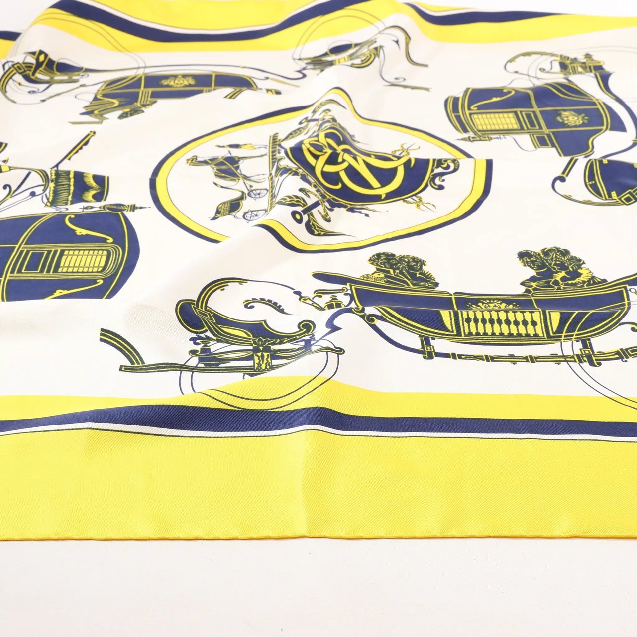 Hermès Hermès Carré 90 "ATTELAGE EN ARBALETE" Silk handkerchief in Yellow Geel