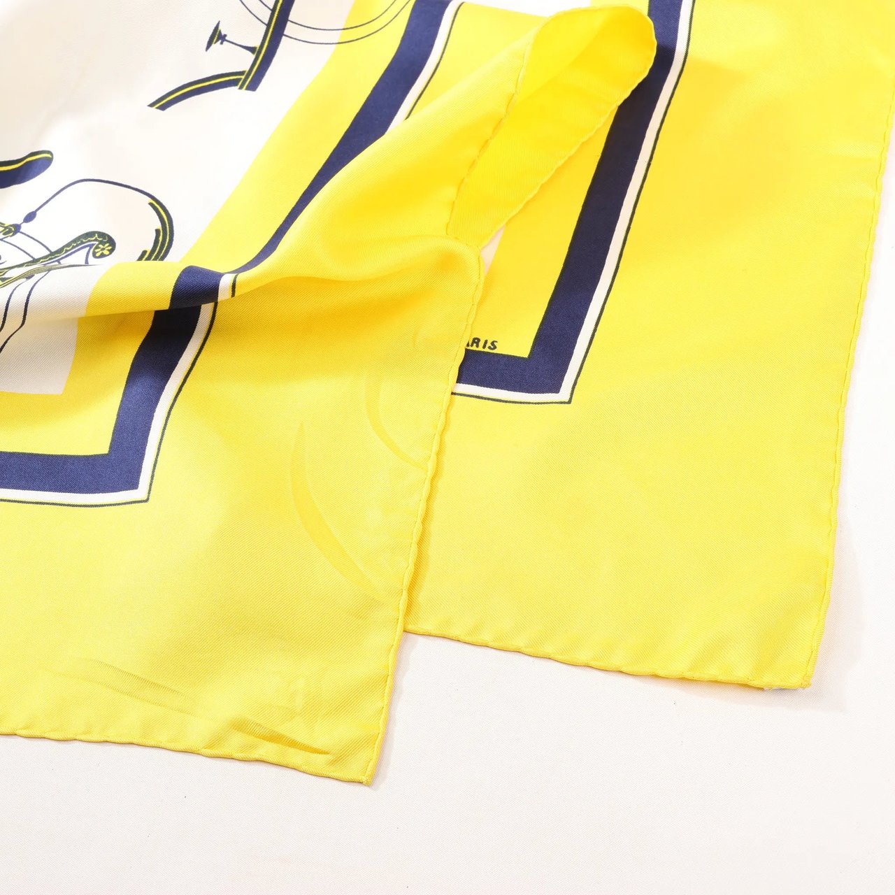 Hermès Hermès Carré 90 "ATTELAGE EN ARBALETE" Silk handkerchief in Yellow Geel