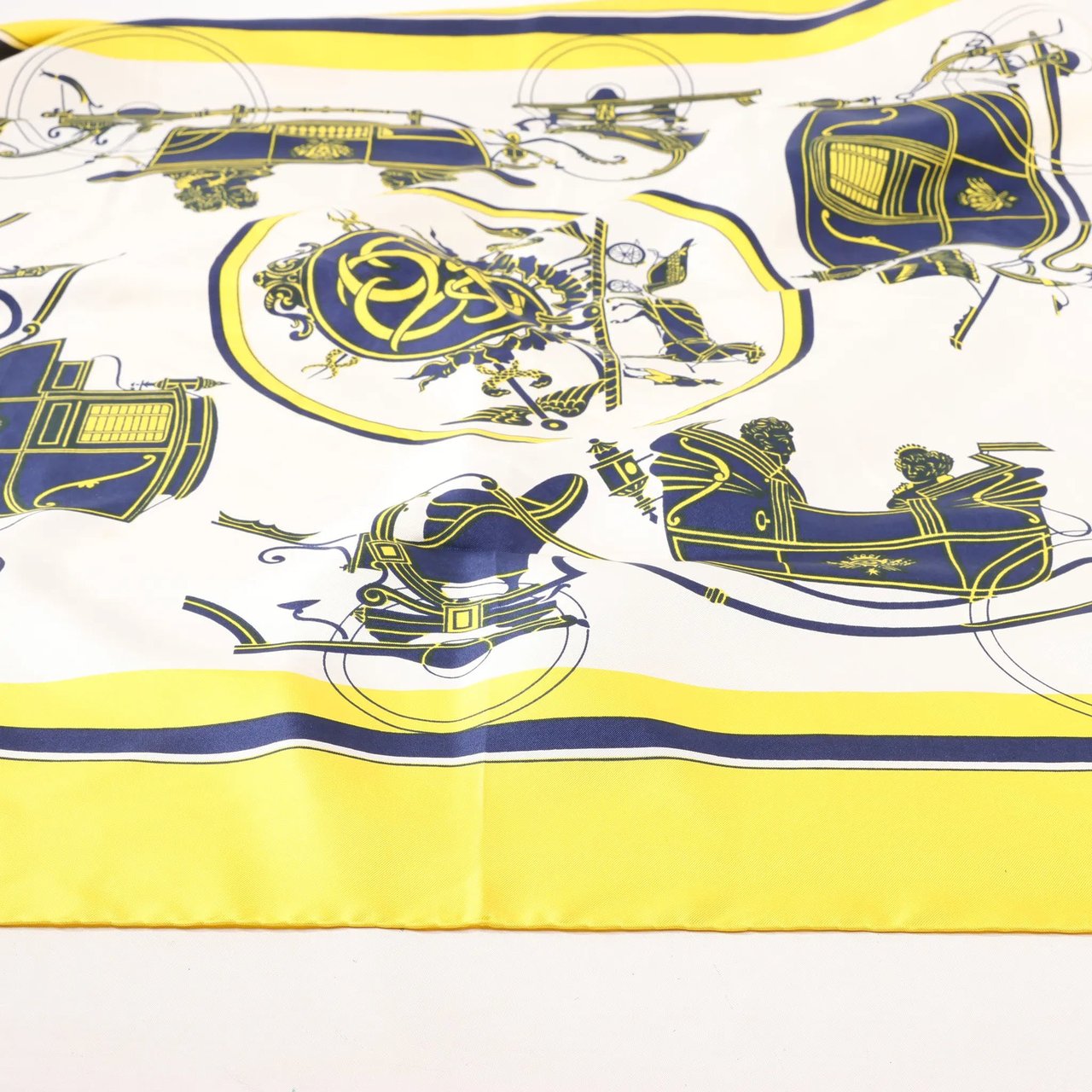 Hermès Hermès Carré 90 "ATTELAGE EN ARBALETE" Silk handkerchief in Yellow Geel
