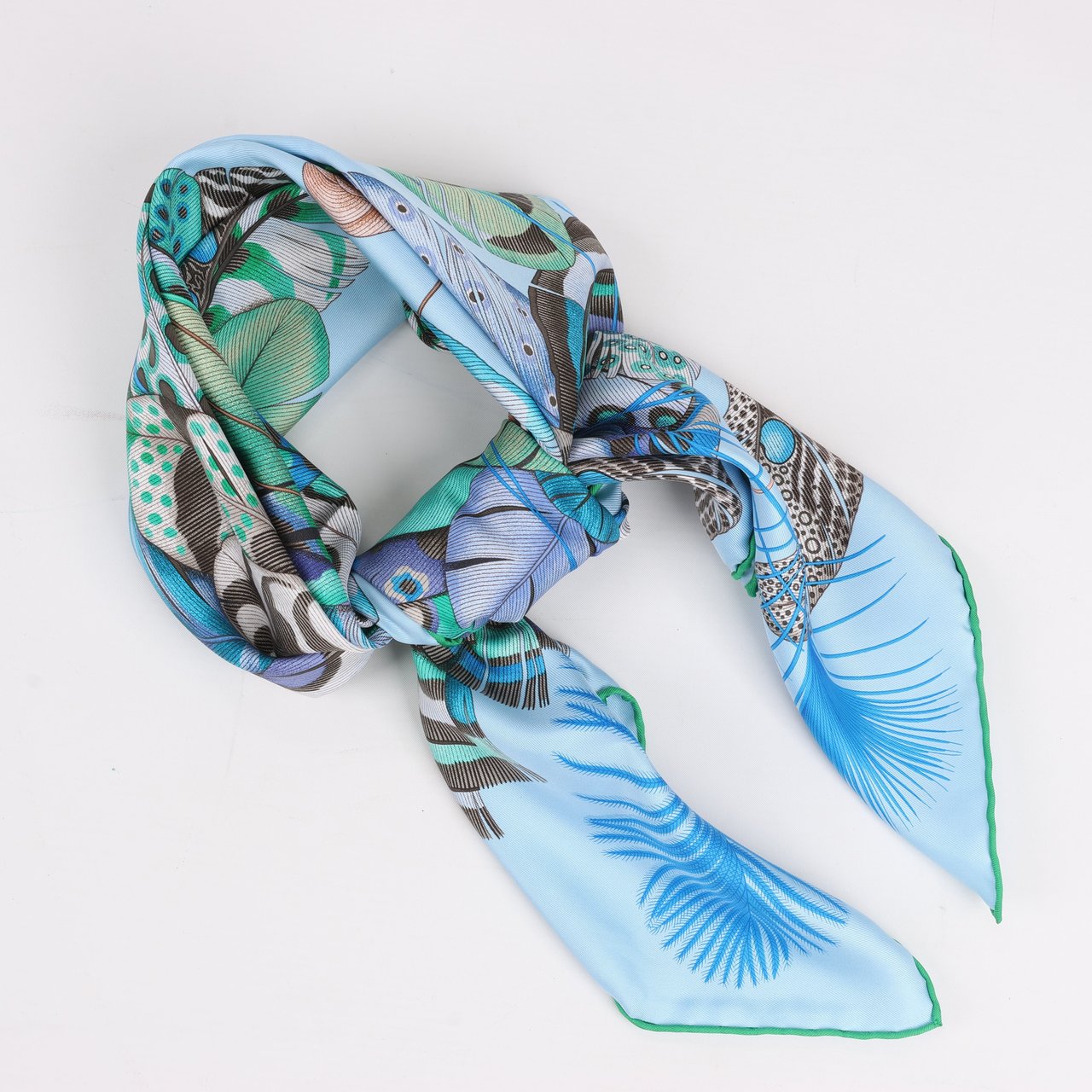 Hermès Hermès Carré 90 "PLUMES EN FETE" 100% Silk Scarf in Blue Blauw
