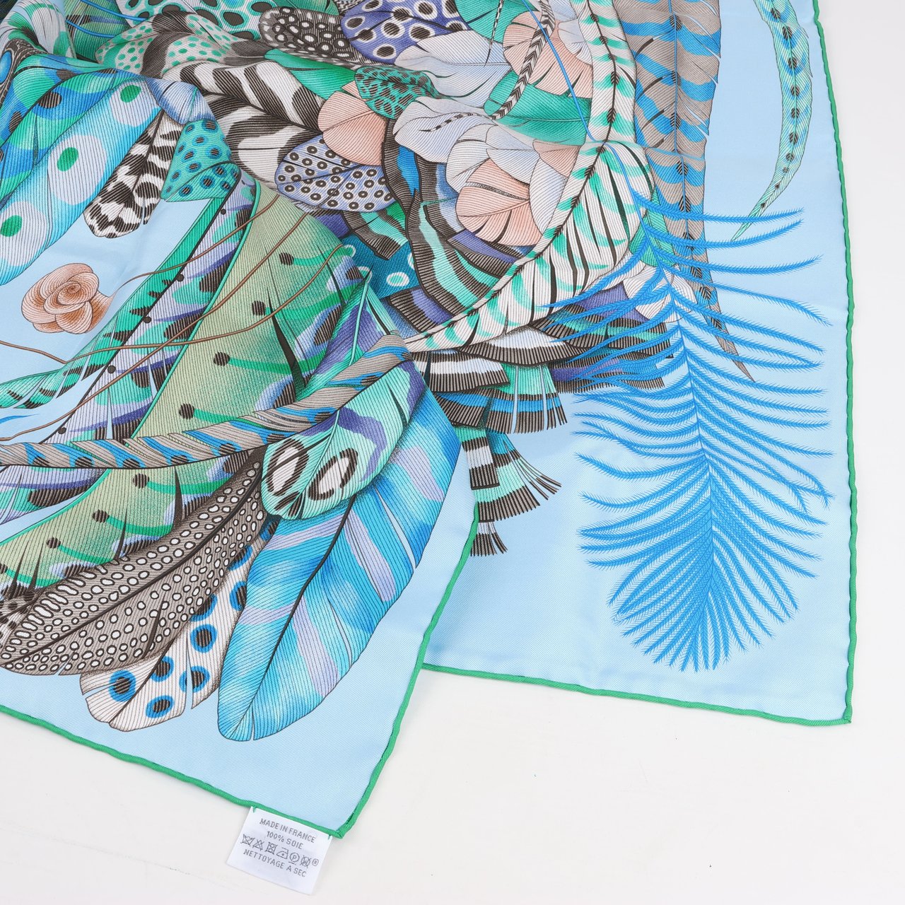 Hermès Hermès Carré 90 "PLUMES EN FETE" 100% Silk Scarf in Blue Blauw