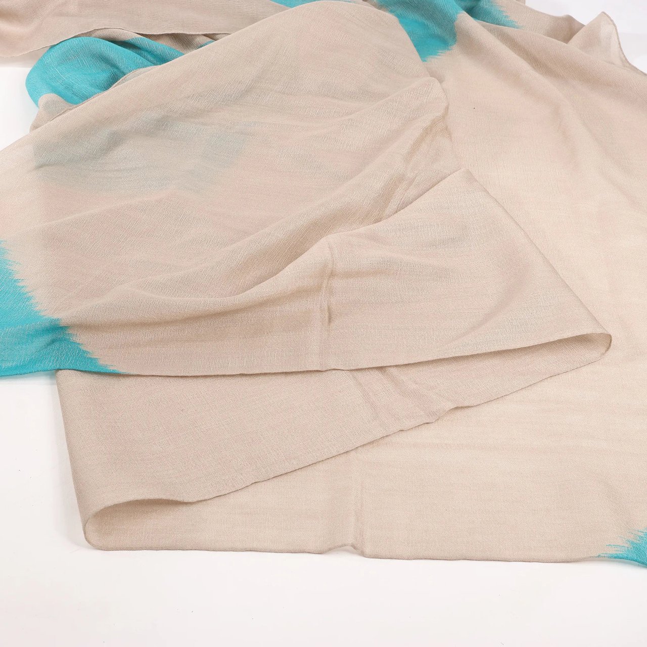 Hermès Hermès Carré Géant "Calégé amplume HIKAT" Cashmere & Silk handkerchief in Beige x Green Beige