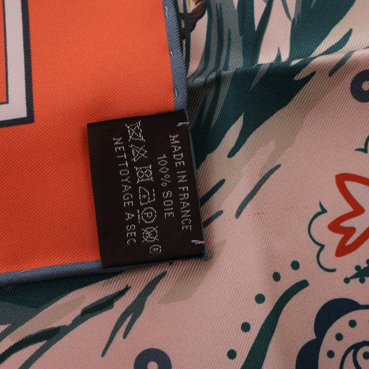 Hermès Hermès Double Face 90 "Cheetah Bandana" 100% Silk Scarf in Pink x Orange Roze