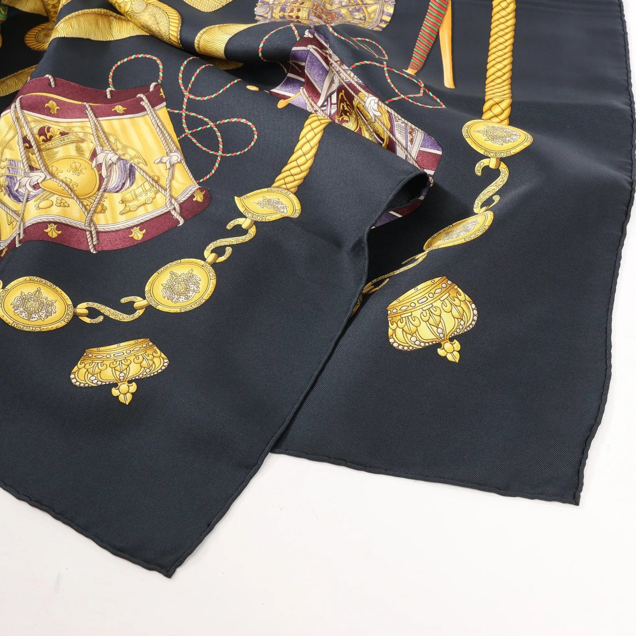 Hermès Hermès Carré 90 "LES TAMBOURS" Silk handkerchief in Black Zwart