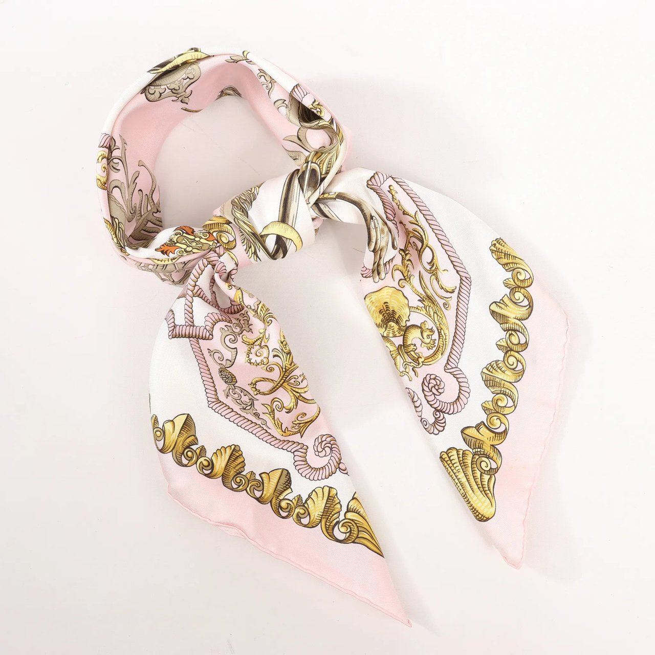 Hermès Hermès Carré 90 "LVDOVICVS MAGNVS" Silk handkerchief in Pink Roze