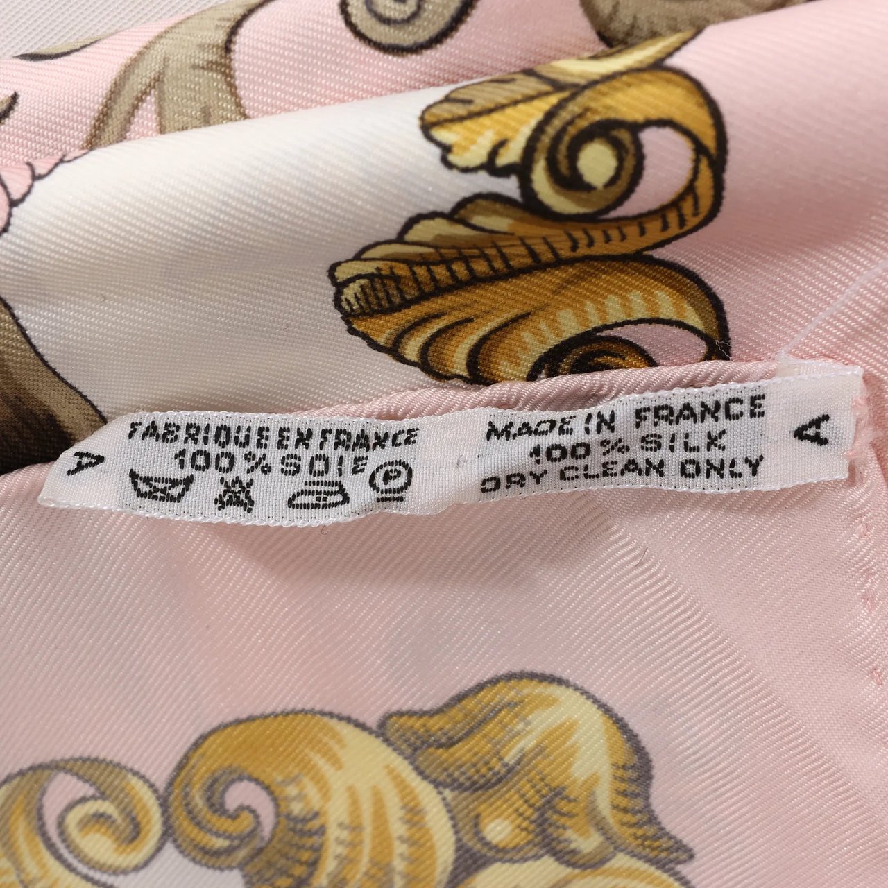 Hermès Hermès Carré 90 "LVDOVICVS MAGNVS" Silk handkerchief in Pink Roze