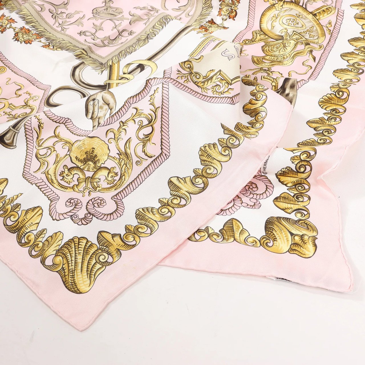 Hermès Hermès Carré 90 "LVDOVICVS MAGNVS" Silk handkerchief in Pink Roze