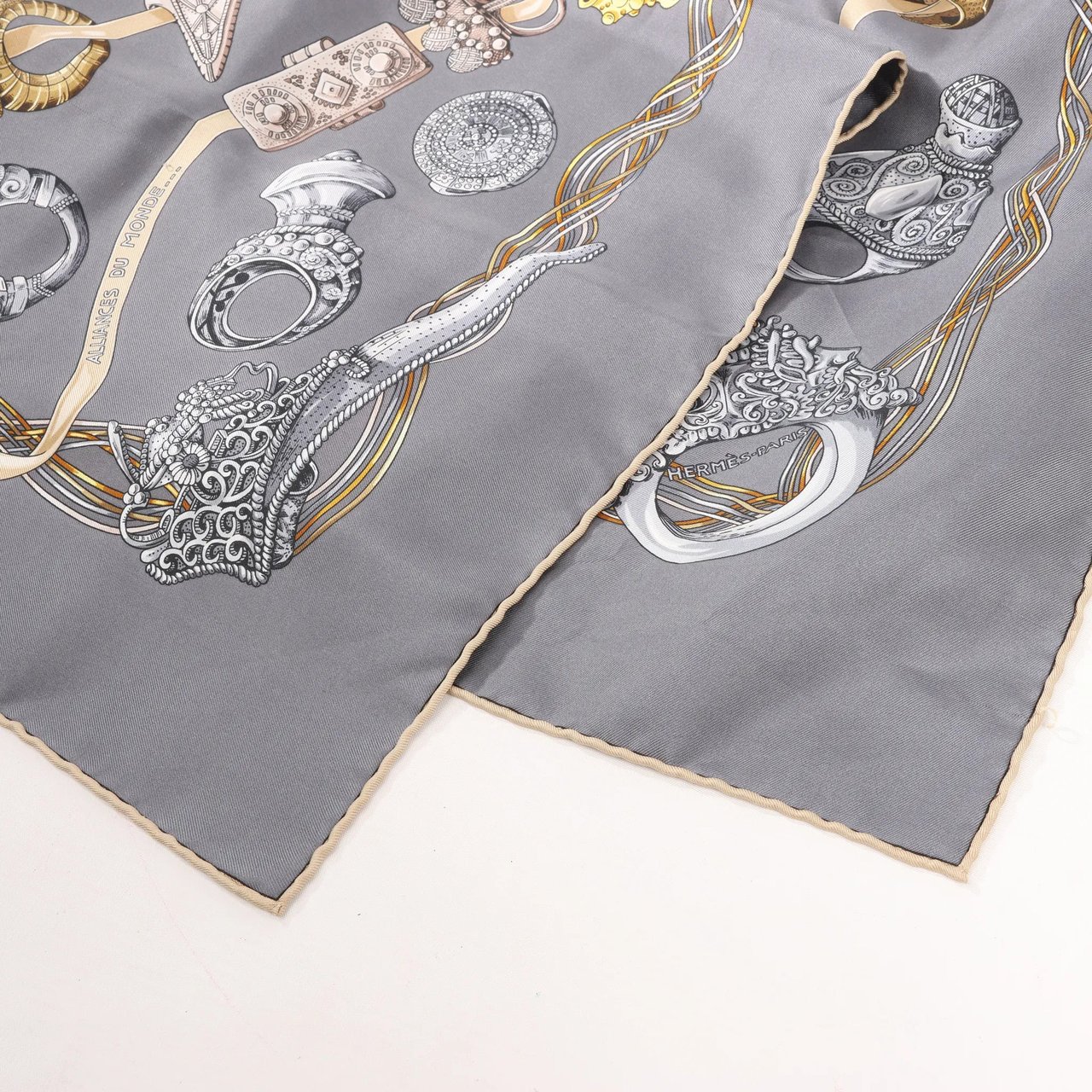 Hermès Hermès Carré 90 "ALLIANCES DU MONDE" Silk handkerchief in Gray Grijs